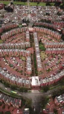 Bogota, Kolombiya, Latin Amerika 'daki Ciudadela Colsubsidio' nun insansız hava aracı görüntüsü. Daireler daire şeklinde inşa edilmiş. Yüksek kalite 4k görüntü.