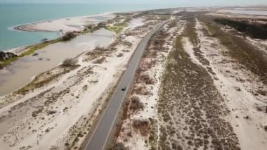 Cabo de la Vela, Kuzey Kolombiya, Latin Amerika 'ya giden bir arabanın hava aracı görüntüleri. Güzel kuzey Kolombiya doğası ve Karayip denizi. 4K görüntü.