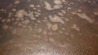 Salinas de Manaure ya da Manaure tuz düzlükleri yakınlarındaki bir göl, Kuzey Kolombiya, Latin Amerika 'nın insansız hava aracı görüntüleri. Güzel kuzey Kolombiya doğası. 4K görüntü.