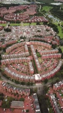 Bogota, Kolombiya, Latin Amerika 'daki Ciudadela Colsubsidio' nun insansız hava aracı görüntüsü. Daireler daire şeklinde inşa edilmiş. Yüksek kalite 4k görüntü.