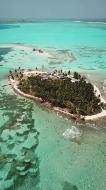 San Andres, Kolombiya, Latin Amerika 'daki tropik bir adanın insansız hava aracı görüntüleri. Egzotik Kolombiya adası. Yedi renk denizi. Turkuaz renkli kumsalı ve palmiye ağaçları olan beyaz kum. 4K.