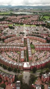Bogota, Kolombiya, Latin Amerika 'daki Ciudadela Colsubsidio' nun insansız hava aracı görüntüsü. Daireler daire şeklinde inşa edilmiş. Yüksek kalite 4k görüntü.