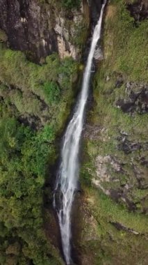 Purace Ulusal Doğal Parkı, Kolombiya, Latin Amerika yakınlarındaki rastgele bir şelalenin insansız hava aracı görüntüleri. 4K görüntü