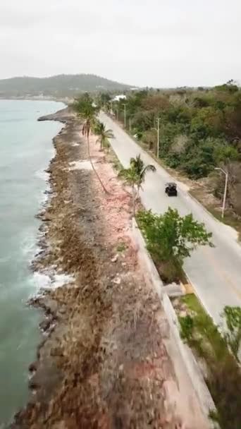 在哥伦比亚圣安德烈斯岛的热带公路上驾驶高尔夫球车的无人驾驶飞机镜头 异国情调的科洛曼岛七色之海 4K镜头 — 图库视频影像