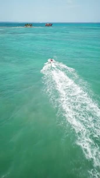 Images Aériennes Drones Chevauchant Jet Ski Sur Île Tropicale San — Video