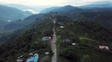 Gün batımında Purace Ulusal Doğal Parkı, Kolombiya, Latin Amerika yolundaki küçük Kolombiya köylerinin insansız hava aracı görüntüleri. Güzel Kolombiya dağları. 4K görüntü.