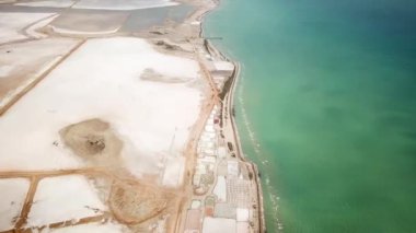 Salinas de Manaure veya Manaure tuz düzlüklerinin hava aracı görüntüleri, Kuzey Kolombiya, Latin Amerika. Güzel kuzey Kolombiya doğası, beyaz tuz gölleri, tuz düzlüğü ve Karayip denizi. 4K görüntü.