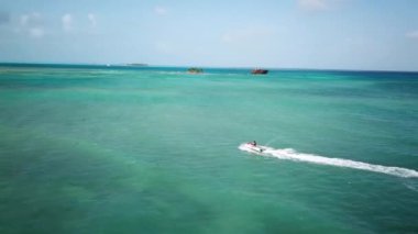 San Andres, Kolombiya, Latin Amerika 'da su motosikletine binerken çekilmiş hava aracı görüntüleri. Egzotik Kolombiya adası. Yedi renk denizi. Turkuaz rengi.