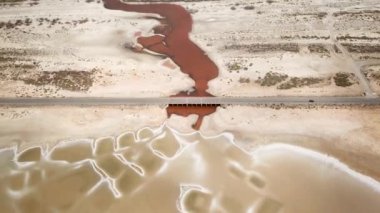 Salinas de Manaure ya da Manaure tuz düzlüklerine giden bir arabanın hava aracı görüntüsü, Kuzey Kolombiya, Latin Amerika. Güzel kuzey Kolombiya doğası, turuncu göl ve tuz düzlüğü. 4K görüntü.