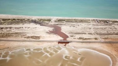 Salinas de Manaure ya da Manaure tuz düzlüklerine giden bir arabanın hava aracı görüntüsü, Kuzey Kolombiya, Latin Amerika. Güzel kuzey Kolombiya doğası, turuncu göl, tuz düzlüğü ve Karayip Denizi.