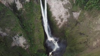 Salto del Mortino 'nun Purace Ulusal Doğal Parkı, Kolombiya, Latin Amerika' daki insansız hava aracı görüntüleri. 4K görüntü