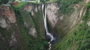 Salto del Mortino 'nun Purace Ulusal Doğal Parkı, Kolombiya, Latin Amerika' daki insansız hava aracı görüntüleri. 4K görüntü