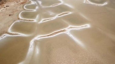 Salinas de Manaure veya Manaure tuz düzlüklerinin hava aracı görüntüleri, Kuzey Kolombiya, Latin Amerika. Güzel kuzey Kolombiya doğası, beyaz tuz düzlüğü. 4K görüntü.