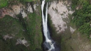 Salto del Mortino 'nun Purace Ulusal Doğal Parkı, Kolombiya, Latin Amerika' daki insansız hava aracı görüntüleri. 4K görüntü