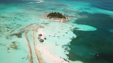 San Andres, Kolombiya, Latin Amerika 'daki tropik bir adanın insansız hava aracı görüntüleri. Egzotik Kolombiya adası. Yedi renk denizi. Turkuaz renkli kumsalı ve palmiye ağaçları olan beyaz kum. 4K.