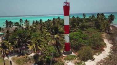 San Andres, Kolombiya, Latin Amerika 'daki tropik bir adanın insansız hava aracı görüntüleri. Egzotik Kolombiya adası. Yedi renk denizi. Turkuaz rengi kumlu beyaz kum, palmiye ağaçları, deniz feneri