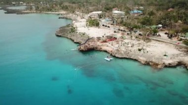 San Andres Adası, Kolombiya, Latin Amerika 'nın tropikal yolunda giden bir golf arabasının hava aracı görüntüleri. Egzotik Kolombiya adası. Yedi renk denizi. 4K görüntü