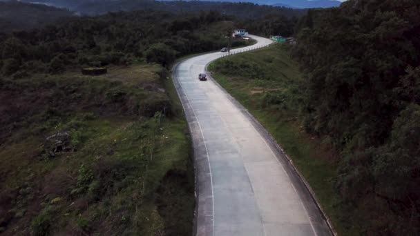 飞往哥伦比亚Purace国家自然公园的一条弯曲的公路的空中无人驾驶镜头 拉丁美洲 美丽的科洛姆山脉 4K镜头 — 图库视频影像