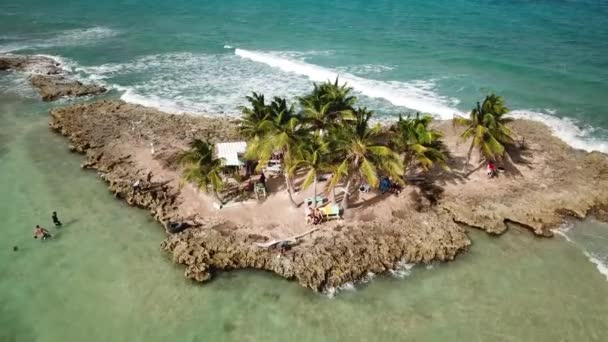 熱帯の島サンアンドレス コロンビア ラテンアメリカの航空無人機の映像 エキゾチックなパラダイスコロンビアの島 7色の海について トルコの色のビーチとヤシの木が付いている白い砂 4Kについて — ストック動画