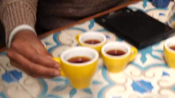 Pasando Una Taza Con Café Café Para Llevar Gente Pasa — Vídeos de Stock