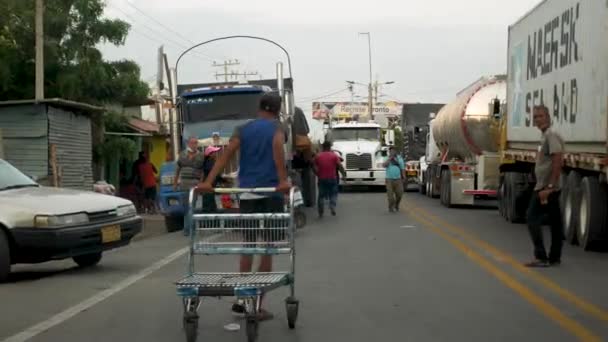 Paraguachon Colombie Janvier Des Habitants Marchent Parlent Côté Camions Frontière — Video