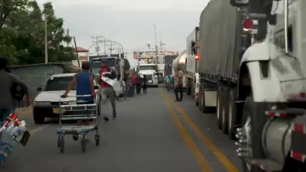 Paraguachon Colombia Enero Lugareños Caminando Hablando Junto Camiones Frontera Entre — Vídeos de Stock