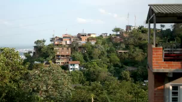 在山上的房子 可以看到卡利 哥伦比亚 拉丁美洲 后面是卡利市 南美卡利的录像 高质量的4K镜头 — 图库视频影像