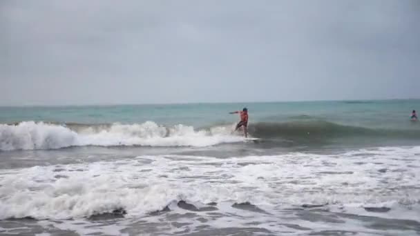 Серфери Ловлять Хвилі Пляжі Паломіно Прекрасному Заході Сонця Колумбія Серферна — стокове відео