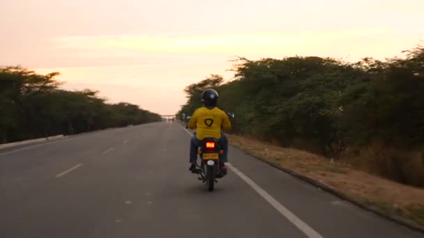 Μοτοσικλέτα Στο Δρόμο Οδηγό Που Φοράει Κολόμπια Φανέλα Της Εθνικής — Αρχείο Βίντεο