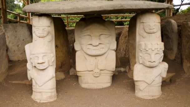 哥伦比亚威拉省圣奥古斯丁的Bosque Estatuas或Statue Forest 古代文物 三座花岗岩石像 — 图库视频影像