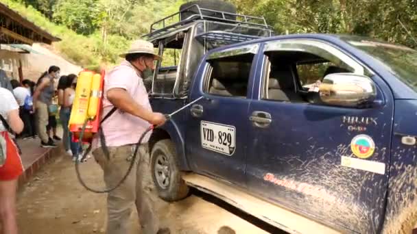 Gigante Colômbia Janeiro Homem Desinfeta Carro Província Huila Imagens Alta — Vídeo de Stock