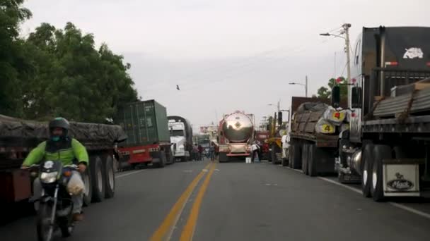 Paraguachon Colombia Enero Camiones Espera Frontera Entre Venezuela Colombia Atardecer — Vídeo de stock