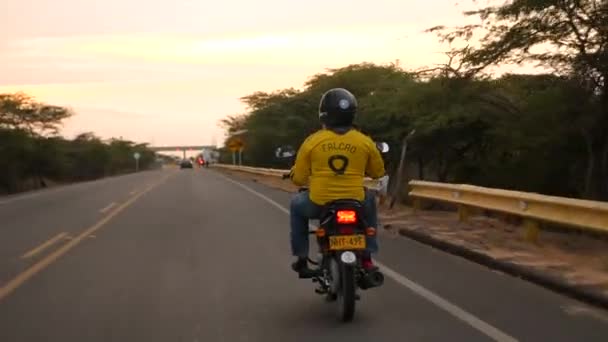 Παραγουάτσον Κολομβία Ιανουαρίου 2024 Μοτοσικλέτα Στο Δρόμο Οδηγό Που Φοράει — Αρχείο Βίντεο