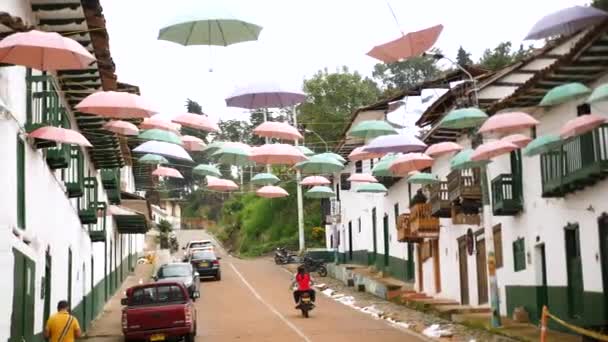 哥伦比亚圣奥古斯丁 2024年1月26日 威拉省圣奥古斯丁街 街上的雨伞 4K镜头 — 图库视频影像