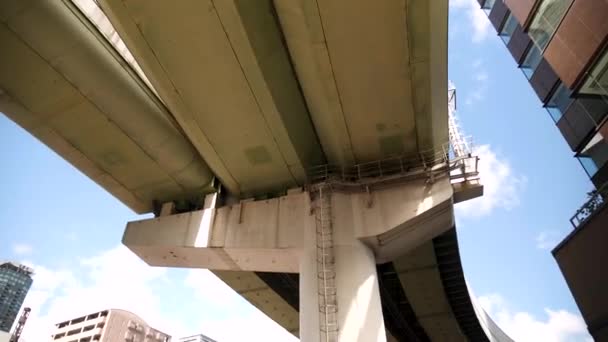 오사카 Tkp 게이트 빌딩을 통과하는 고속도로 고속도로는 마천루를 통과합니다 고품질 — 비디오