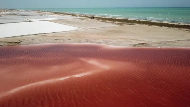 サリナス マナーレまたはマナール塩フラット 北コロンビア ラテンアメリカの航空無人機の映像 美しい北コロンビアの自然 赤い湖 塩の平原とカリブ海 4K映像について — ストック動画