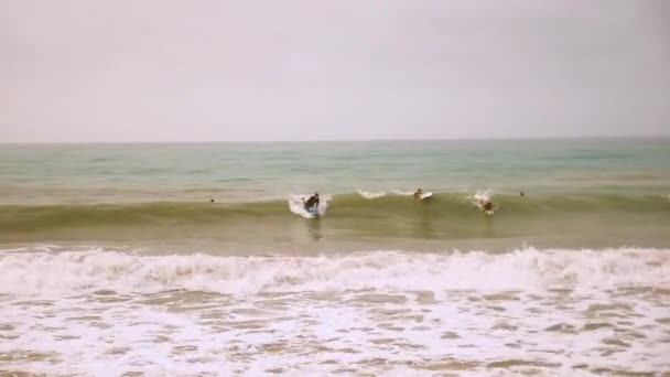 Palomino Kolumbia Január 2024 Szörfösök Elkapják Hullámokat Palomino Strandon Gyönyörű — Stock videók