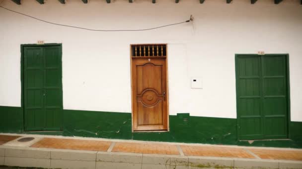 San Agustin Colômbia Janeiro Garota Abre Entra Pela Porta Meio — Vídeo de Stock