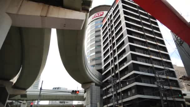 Osaka Japonia Stycznia Autostrada Przejeżdżająca Przez Tkp Gate Tower Building — Wideo stockowe