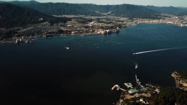 Japonya, Hiroşima yakınlarındaki Miyajima Adası. Denizdeki Hiroşima Torii Kapısı ve Itsukushima Tapınağı 'nın ikonik görüntüsü. Yüksek kalite 4k görüntü