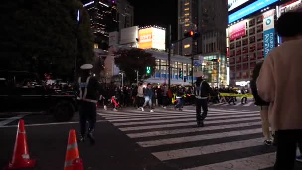Tokyo Japan Jan Crowd Japanese People Walking Shibuya Scramble Crossing — Stock Video