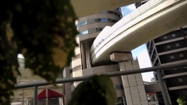 Шоссе Проходящее Через Башню Tkp Gate Tower Building Осаке Япония — стоковое видео