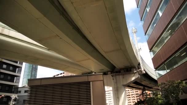Шоссе Проходящее Через Башню Tkp Gate Tower Building Осаке Япония — стоковое видео