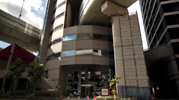 Osaka Japonia Stycznia Autostrada Przejeżdżająca Przez Tkp Gate Tower Building — Wideo stockowe
