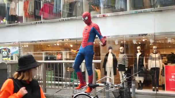 Osaka Japão Fevereiro Homem Vestindo Roupa Homem Aranha Dotonbori Durante — Vídeo de Stock