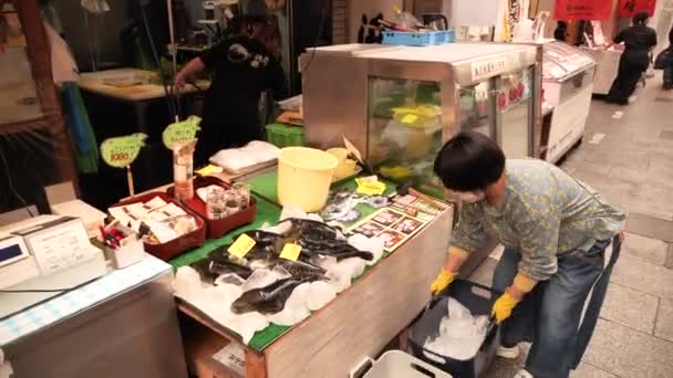 2月25日 24日 大阪黑门市场的有毒富谷鱼 当地日本市场 高质量的4K镜头 — 图库视频影像