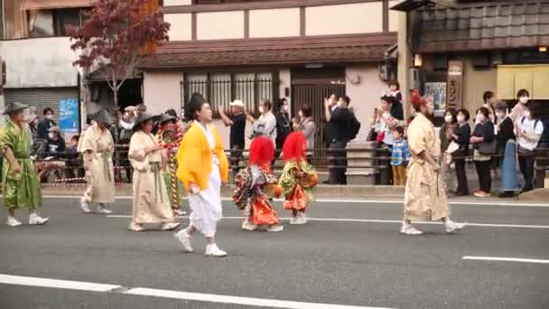 2月25日 24日 京都の路上で典型的な日本の祭り 日本の伝統衣装 日本の古い伝統の祭り 伝統的なフェスティバル 高品質の4K映像 — ストック動画