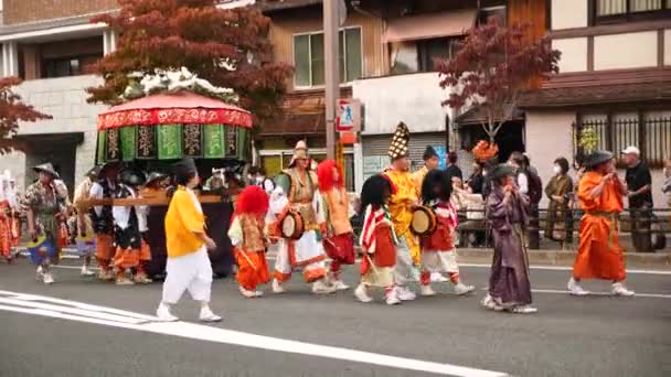 2月25日 24日 京都の路上で典型的な日本の祭り 日本の伝統衣装 日本の古い伝統の祭り 伝統的なフェスティバル 高品質の4K映像 — ストック動画