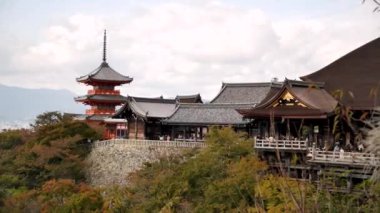 Kyoto, Japonya - 25 Şubat, 24: Kiyomizu Dera Tapınağı Kyoto, Japonya. Sonbaharda mavi gökyüzü ile Kiyomizu-dera Budist tapınağı. Yüksek kalite 4k görüntü