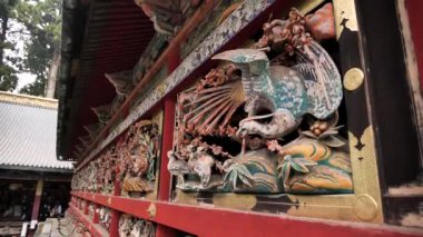 Japonya 'nın Tochigi bölgesindeki Nikko şehrindeki Toshogu Tapınağı' ndaki tarihi binalara ahşap döşeme döşemiş. Yüksek kalite 4k görüntü